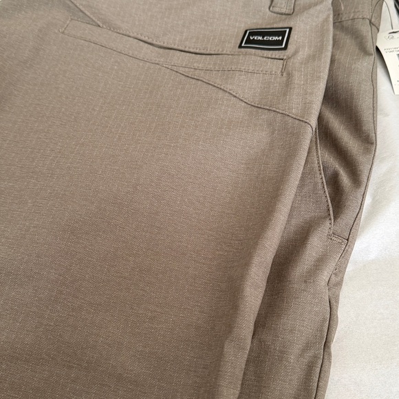 Volcom Men's Charcoal Flat Front Shorts (NWT) - Picture 11 of 14